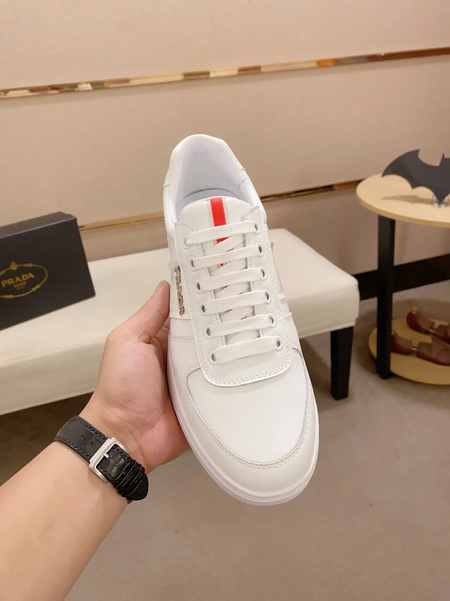 Men's shoes 💰: 440💰 [Prada～Prada] Trendy new models are on the market. Same style as the official website. Counter quality. Original matching. [Strong] [Strong] Selected first-layer cowhide fabric. Comfortable and breathable sheepskin lining, fine workmanship, upper layer made of 100% pure cowhide, original last shape, comfortable on the feet, shoe sizes 38 to 44